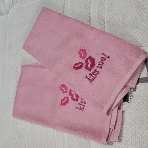 NO BOUNDARIES "KISS ME" PINK HAND TOWELS ( SET OF 2)